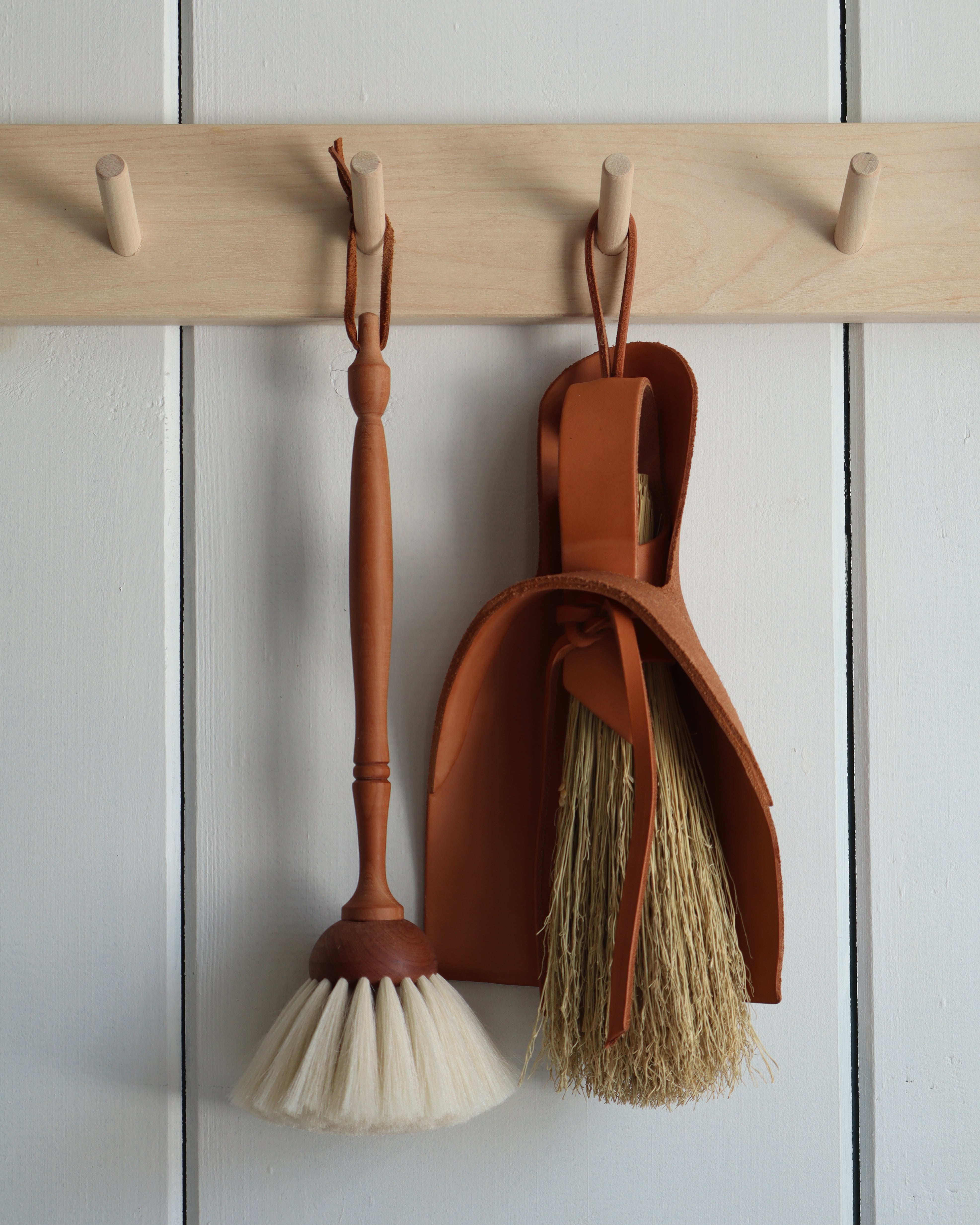 Dust Brush White/Black Dot
